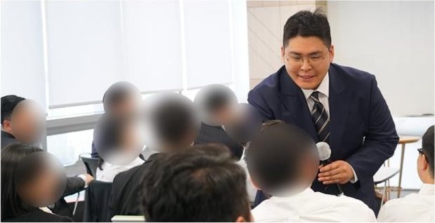 강의 중 수강생에게 다가가 설명하는 대표